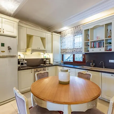 Flat Near Bosphorus Coast With View In Uskudar Apartment *